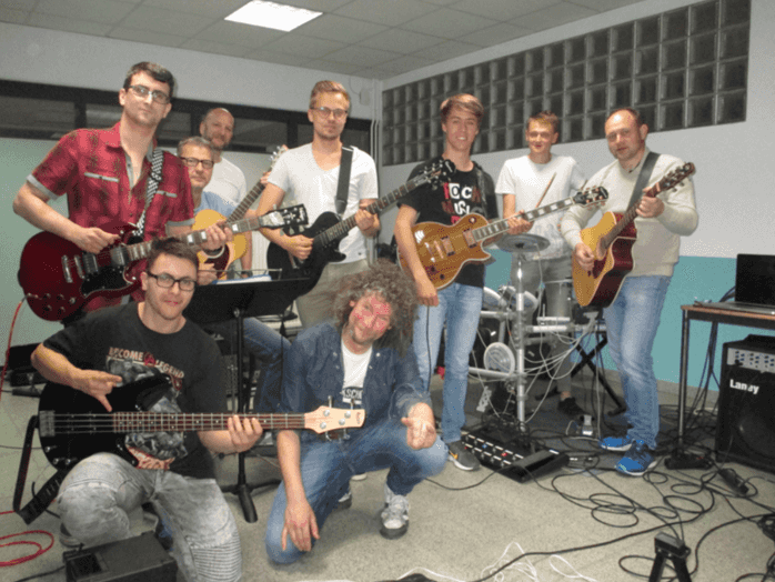 Enkele gitaristen in voorbereiding op hun klasoptreden