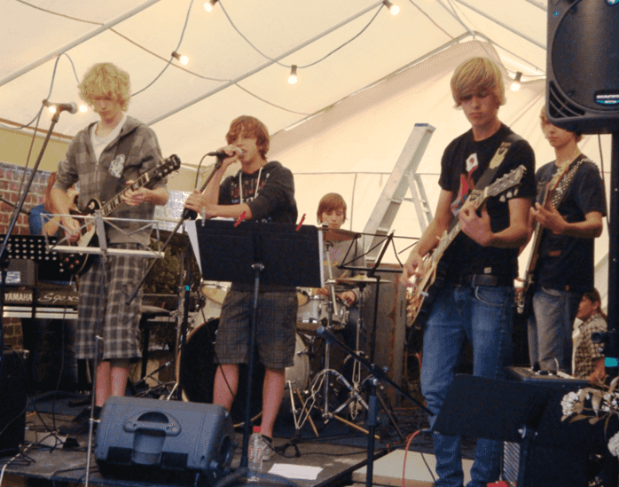 Optreden met jonge muzikanten van KMTO tijdens de piekperiode